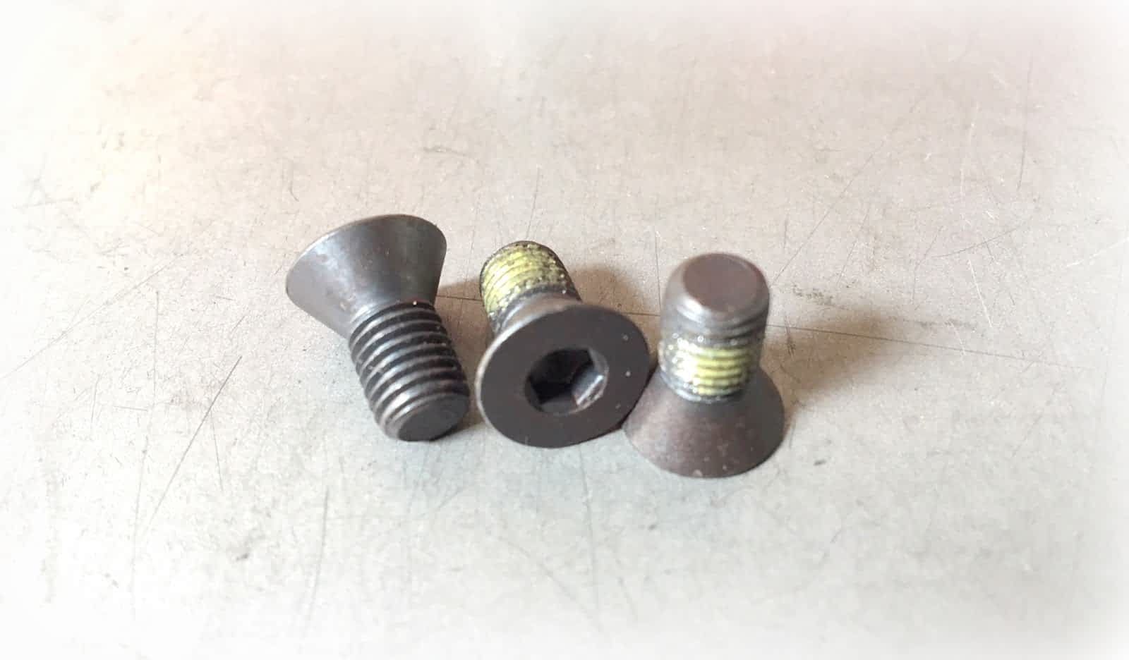 custom-automotive-flat-socket-machine-screw-1-4-28-x-1-2-engineered